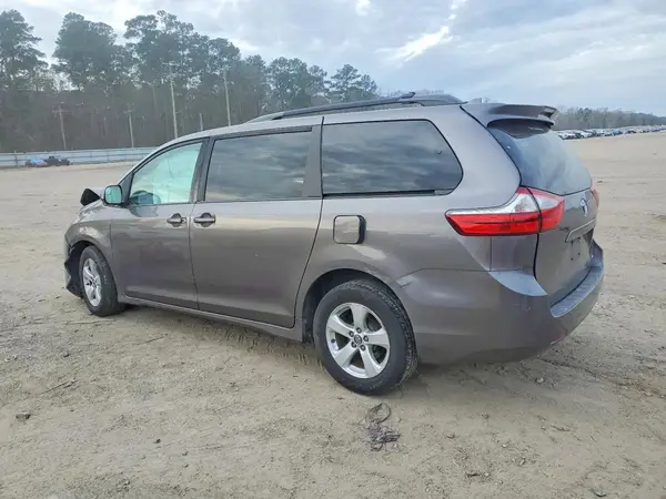 5TDKZ3DC2JS956180 2018 TOYOTA SIENNA - Image 2