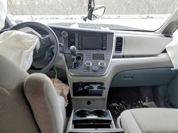 5TDKZ3DC2JS956180 2018 TOYOTA SIENNA - Image 8