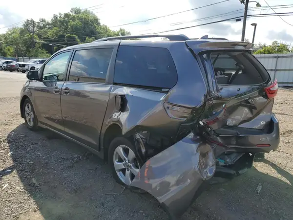 5TDKZ3DC2JS956213 2018 TOYOTA SIENNA - Image 2