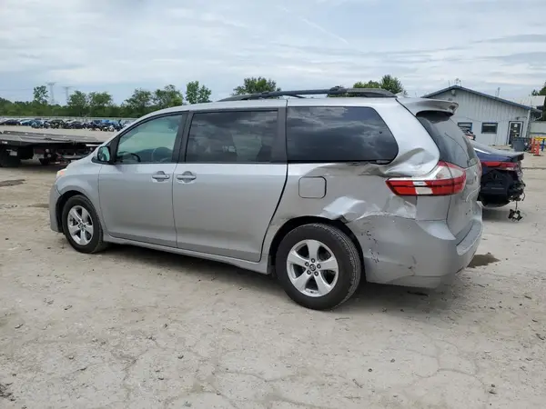 5TDKZ3DC2JS956731 2018 TOYOTA SIENNA - Image 2