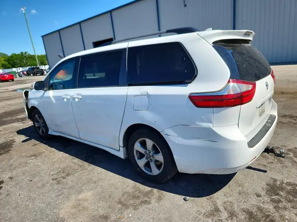 5TDKZ3DC2JS963677 2018 TOYOTA SIENNA - Image 2