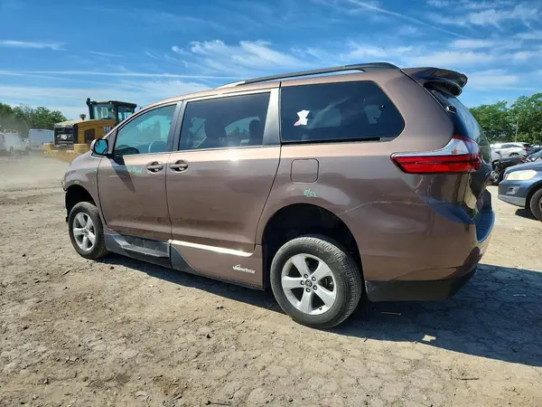 5TDKZ3DC2JS964182 2018 TOYOTA SIENNA - Image 2