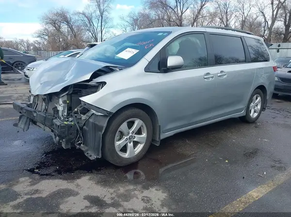 5TDKZ3DC2KS001493 2019 TOYOTA SIENNA - Image 2