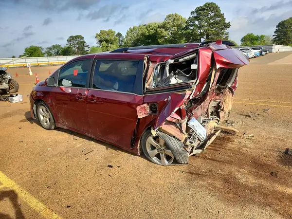 5TDKZ3DC2KS003115 2019 TOYOTA SIENNA - Image 2