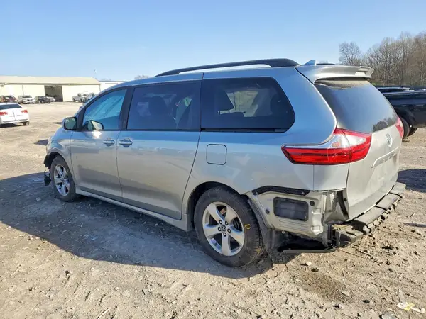5TDKZ3DC2KS003504 2019 TOYOTA SIENNA - Image 2