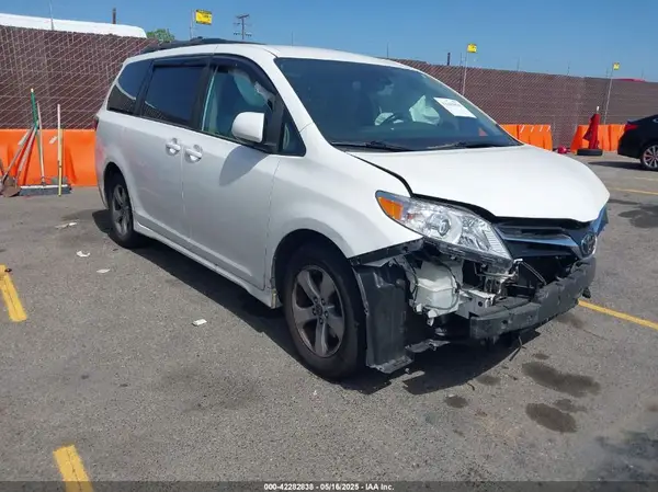 5TDKZ3DC2KS004815 2019 TOYOTA SIENNA - Image 1