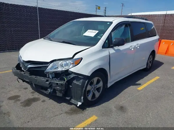 5TDKZ3DC2KS004815 2019 TOYOTA SIENNA - Image 2