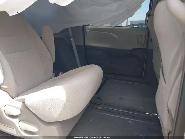 5TDKZ3DC2KS004815 2019 TOYOTA SIENNA - Image 8