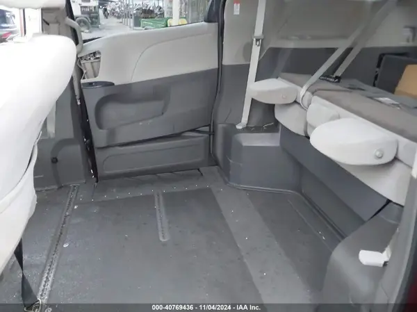 5TDKZ3DC2KS012302 2019 TOYOTA SIENNA - Image 8