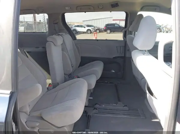 5TDKZ3DC2KS012588 2019 TOYOTA SIENNA - Image 8