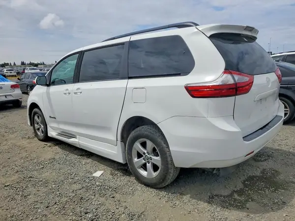 5TDKZ3DC2KS013160 2019 TOYOTA SIENNA - Image 2