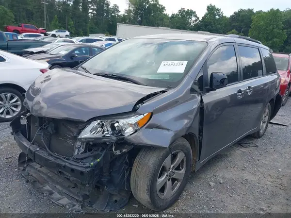 5TDKZ3DC2KS016740 2019 TOYOTA SIENNA - Image 2