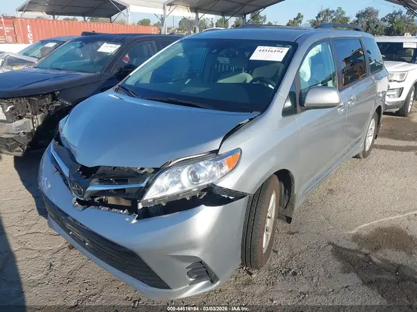 5TDKZ3DC2KS019914 2019 TOYOTA SIENNA - Image 2