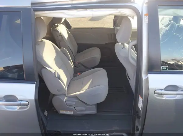 5TDKZ3DC2KS019914 2019 TOYOTA SIENNA - Image 8