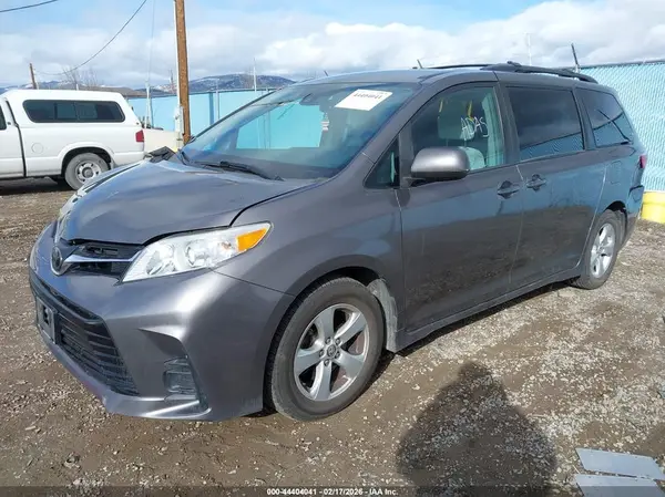 5TDKZ3DC2KS020870 2019 TOYOTA SIENNA - Image 2