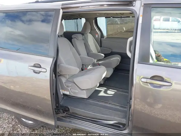 5TDKZ3DC2KS020870 2019 TOYOTA SIENNA - Image 8
