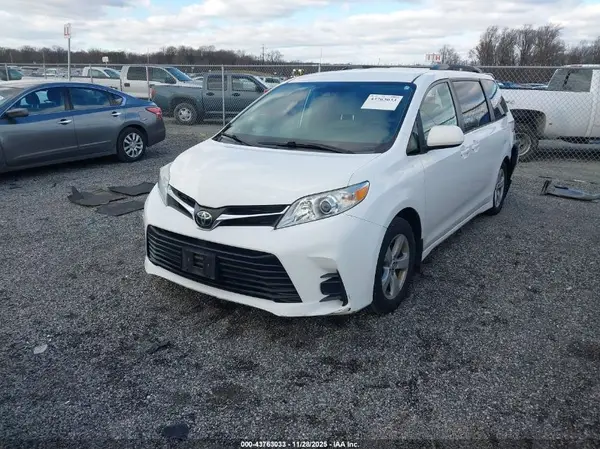 5TDKZ3DC2KS968993 2019 TOYOTA SIENNA - Image 2