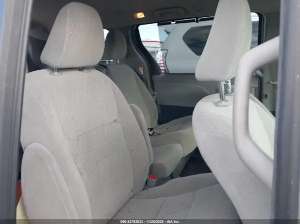 5TDKZ3DC2KS968993 2019 TOYOTA SIENNA - Image 8
