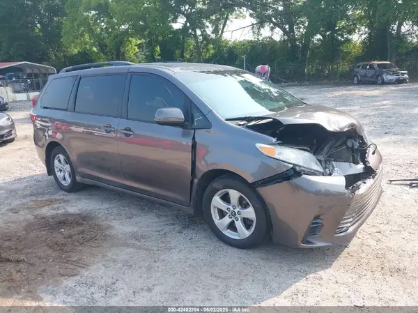 5TDKZ3DC2KS977158 2019 TOYOTA SIENNA - Image 1