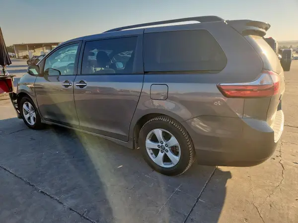 5TDKZ3DC2KS978164 2019 TOYOTA SIENNA - Image 2