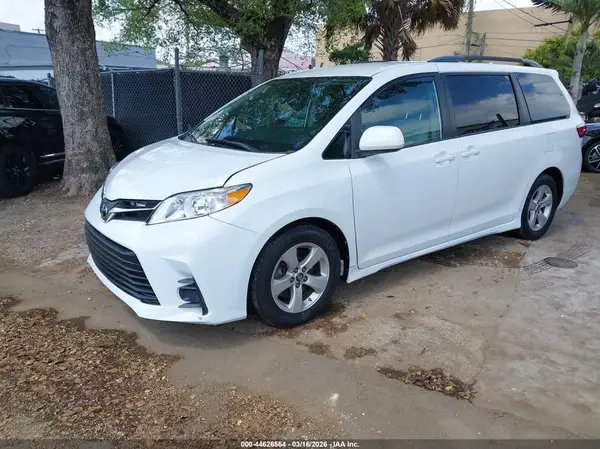 5TDKZ3DC2KS978455 2019 TOYOTA SIENNA - Image 2