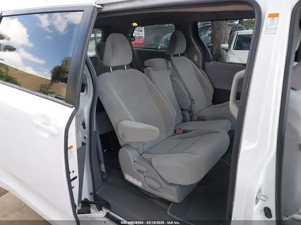 5TDKZ3DC2KS978455 2019 TOYOTA SIENNA - Image 8