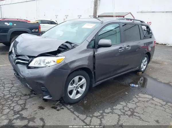 5TDKZ3DC2KS987138 2019 TOYOTA SIENNA - Image 2