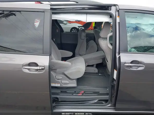 5TDKZ3DC2KS987138 2019 TOYOTA SIENNA - Image 8