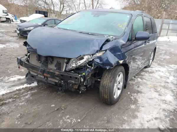 5TDKZ3DC2KS992632 2019 TOYOTA SIENNA - Image 2