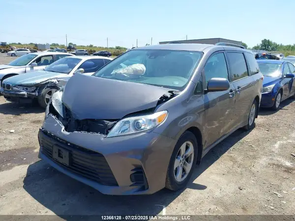 5TDKZ3DC2KS993084 2019 TOYOTA SIENNA - Image 2