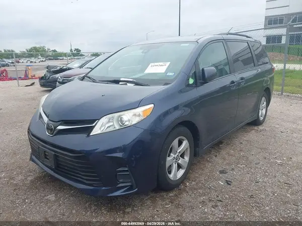 5TDKZ3DC2KS998656 2019 TOYOTA SIENNA - Image 2