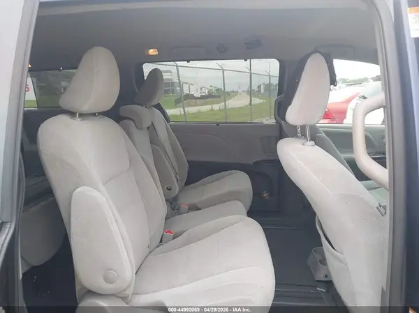 5TDKZ3DC2KS998656 2019 TOYOTA SIENNA - Image 8