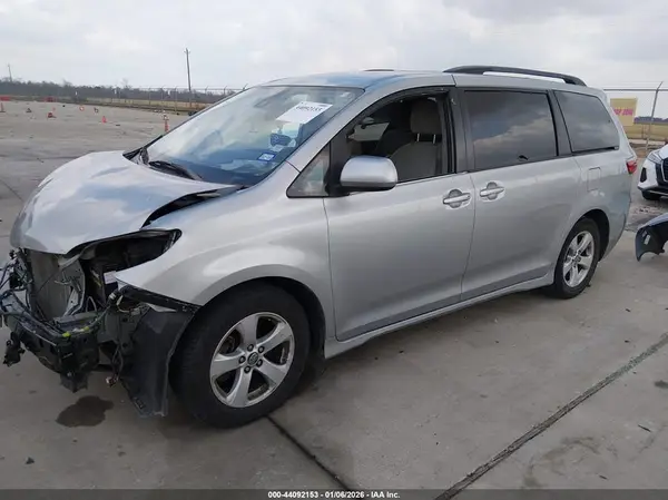 5TDKZ3DC2LS024354 2020 TOYOTA SIENNA - Image 2