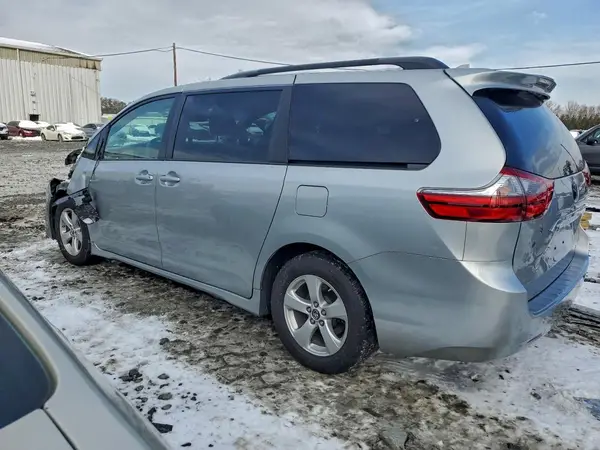 5TDKZ3DC2LS031823 2020 TOYOTA SIENNA - Image 2