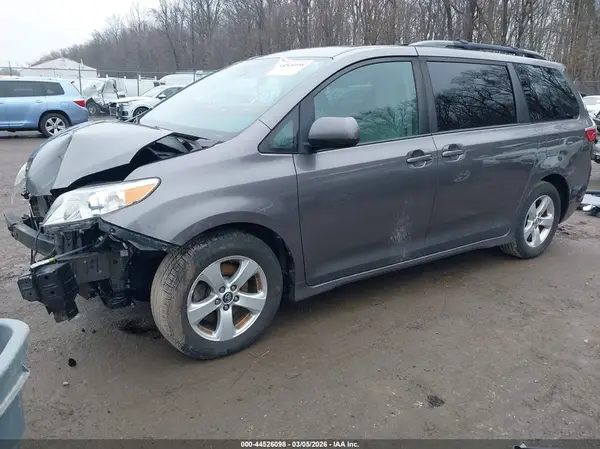 5TDKZ3DC2LS040974 2020 TOYOTA SIENNA - Image 2