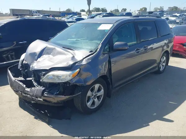 5TDKZ3DC2LS050940 2020 TOYOTA SIENNA - Image 2