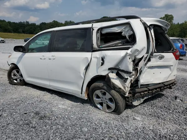 5TDKZ3DC3HS766494 2017 TOYOTA SIENNA - Image 2