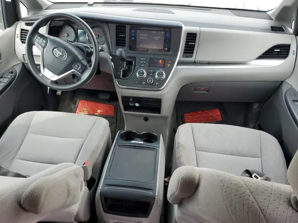 5TDKZ3DC3HS766494 2017 TOYOTA SIENNA - Image 8