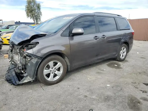 5TDKZ3DC3HS767855 2017 TOYOTA SIENNA - Image 1