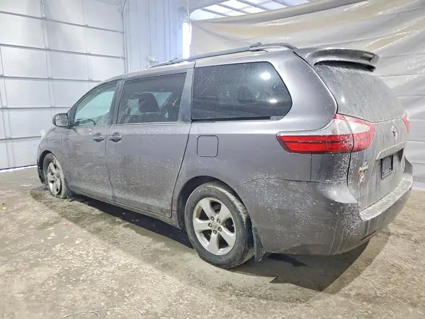 5TDKZ3DC3HS770643 2017 TOYOTA SIENNA - Image 2