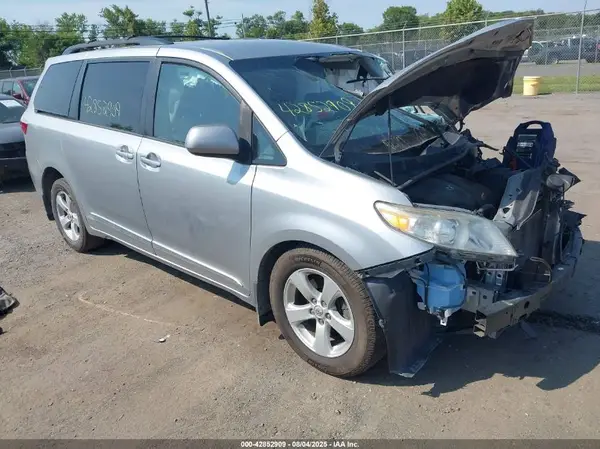 5TDKZ3DC3HS771467 2017 TOYOTA SIENNA - Image 1