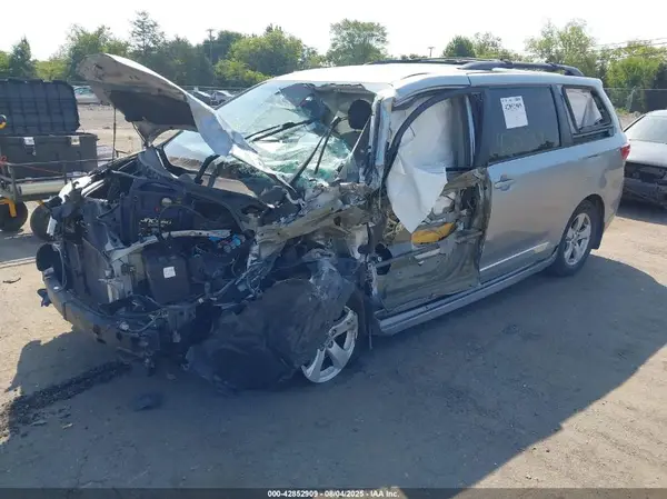 5TDKZ3DC3HS771467 2017 TOYOTA SIENNA - Image 2