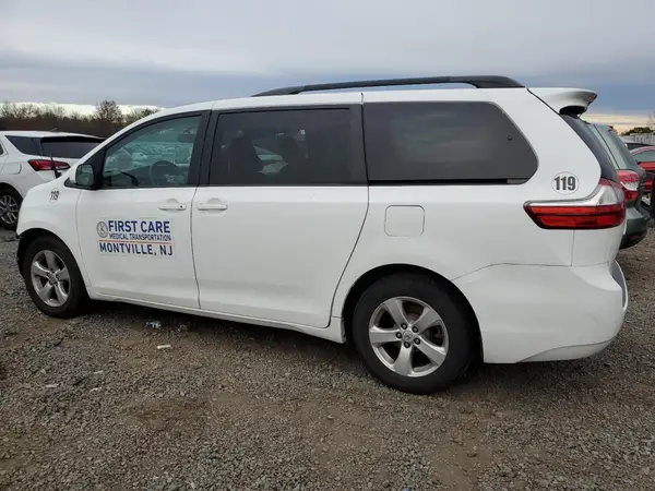 5TDKZ3DC3HS774739 2017 TOYOTA SIENNA - Image 2