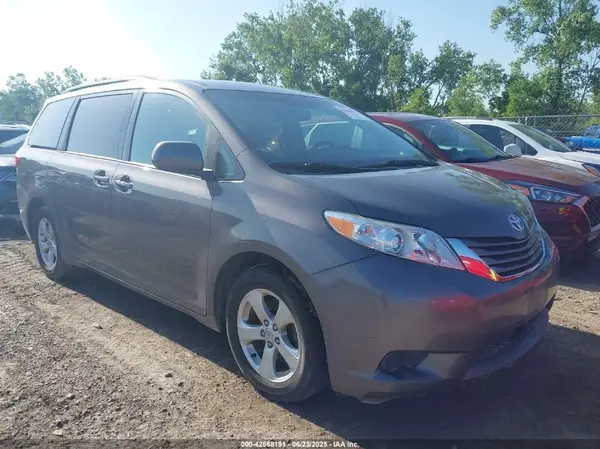 5TDKZ3DC3HS776944 2017 TOYOTA SIENNA - Image 1