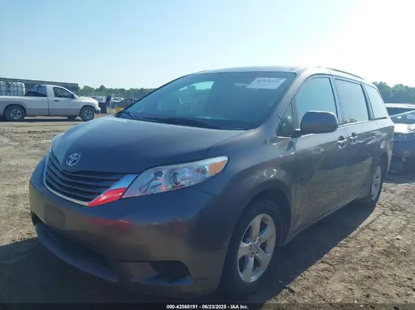 5TDKZ3DC3HS776944 2017 TOYOTA SIENNA - Image 2