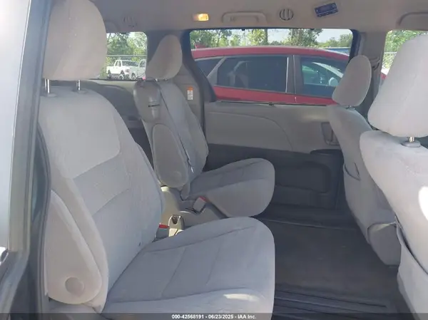 5TDKZ3DC3HS776944 2017 TOYOTA SIENNA - Image 8