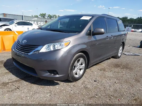 5TDKZ3DC3HS778239 2017 TOYOTA SIENNA - Image 2