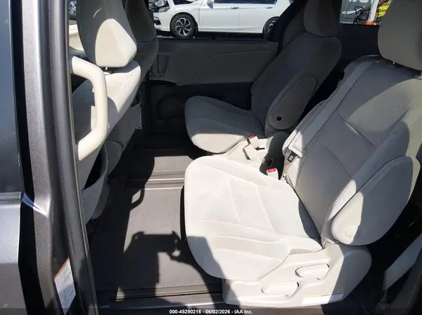 5TDKZ3DC3HS778239 2017 TOYOTA SIENNA - Image 8