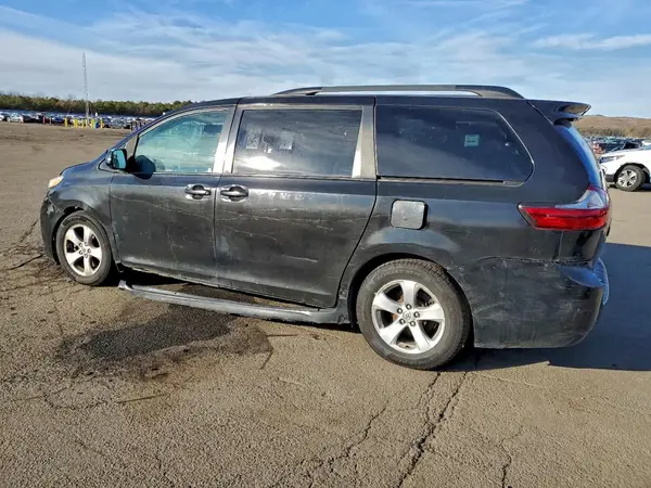 5TDKZ3DC3HS779181 2017 TOYOTA SIENNA - Image 2