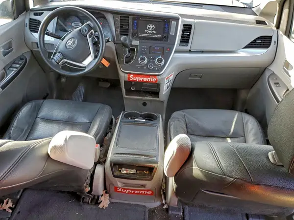 5TDKZ3DC3HS779181 2017 TOYOTA SIENNA - Image 8